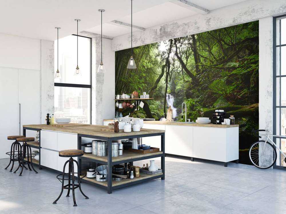 Waterval omgeven door bomen