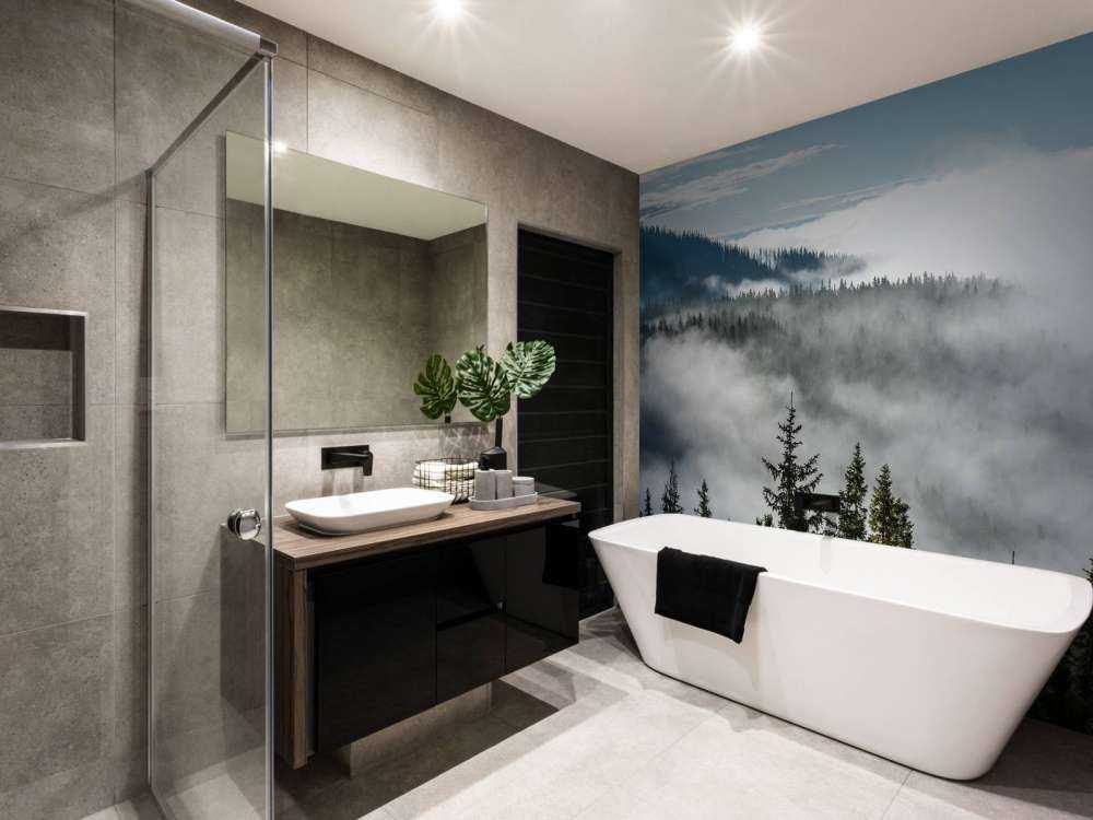 Mistig bos in de bergen