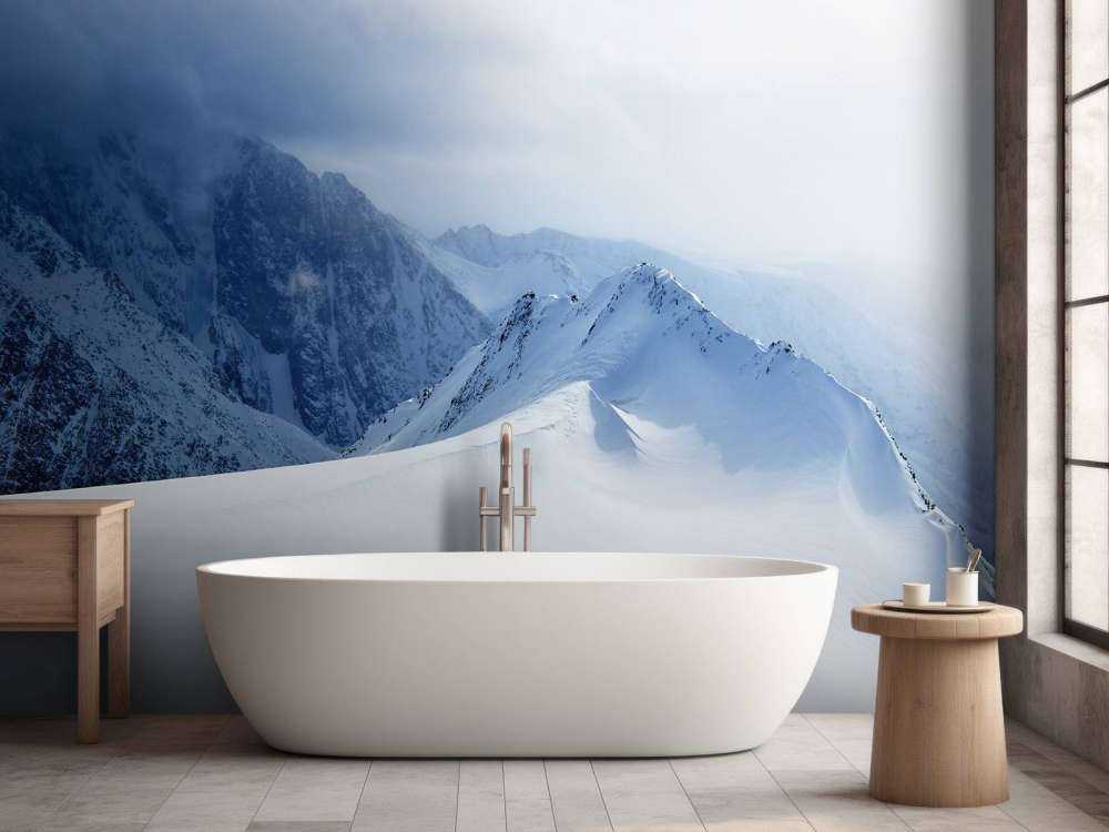 Landschap op een hoge ingesneeuwde berg