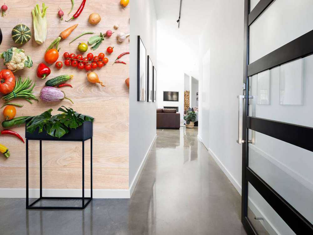 Mand met groenten en fruit