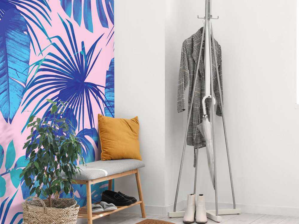 Tropische bladeren met een roze achtergrond