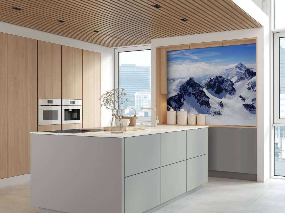 Ingesneeuwde bergen op een heldere dag