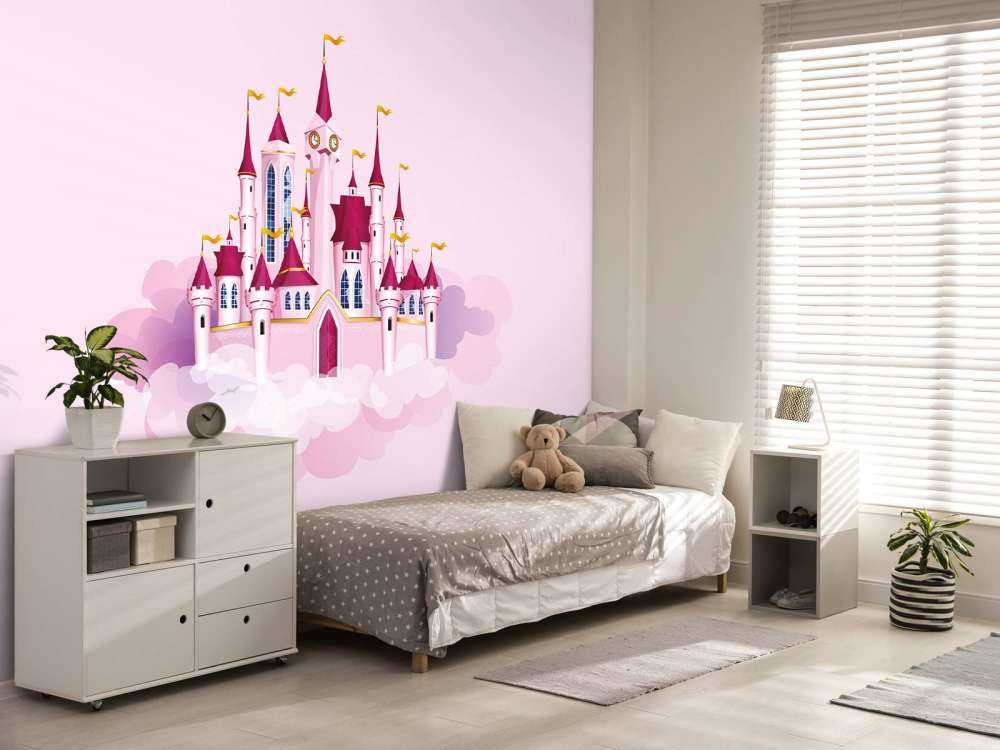 Roze kasteel in de wolken