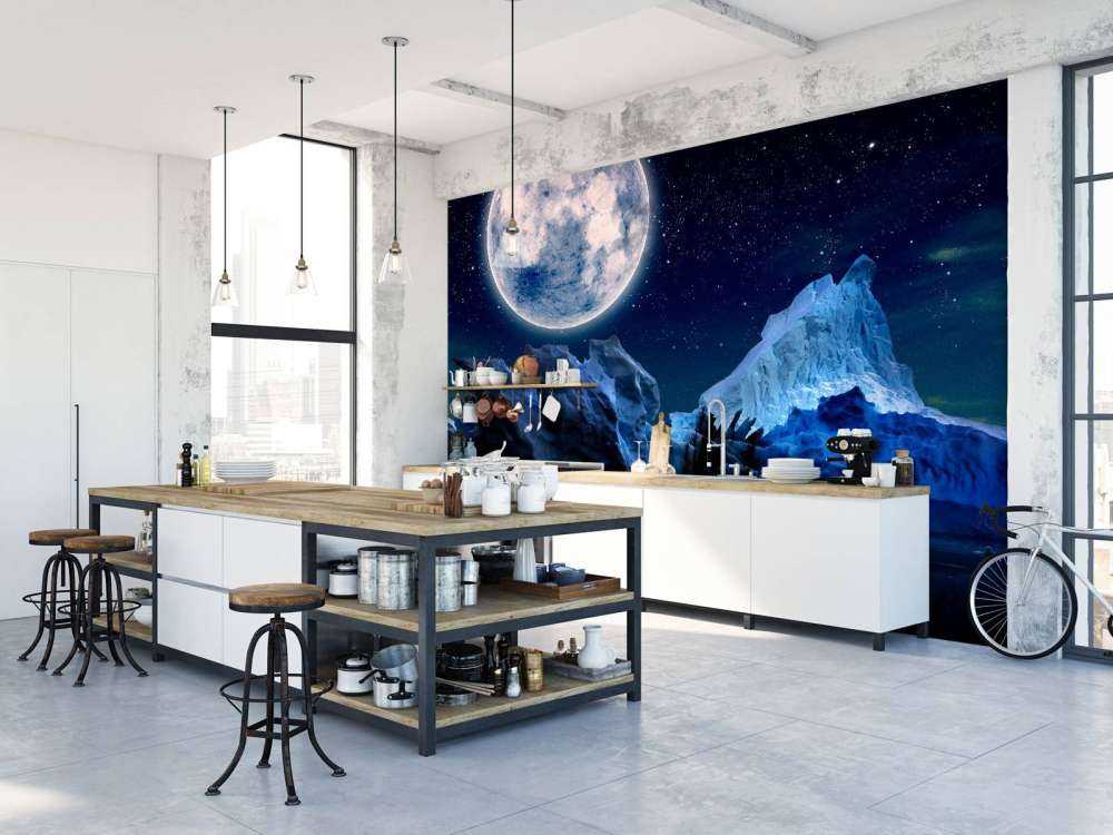 Volle maan boven ijsbergen