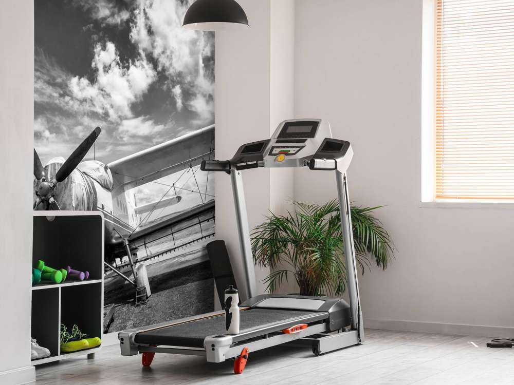 Vintage vliegtuig onder een bewolkte hemel