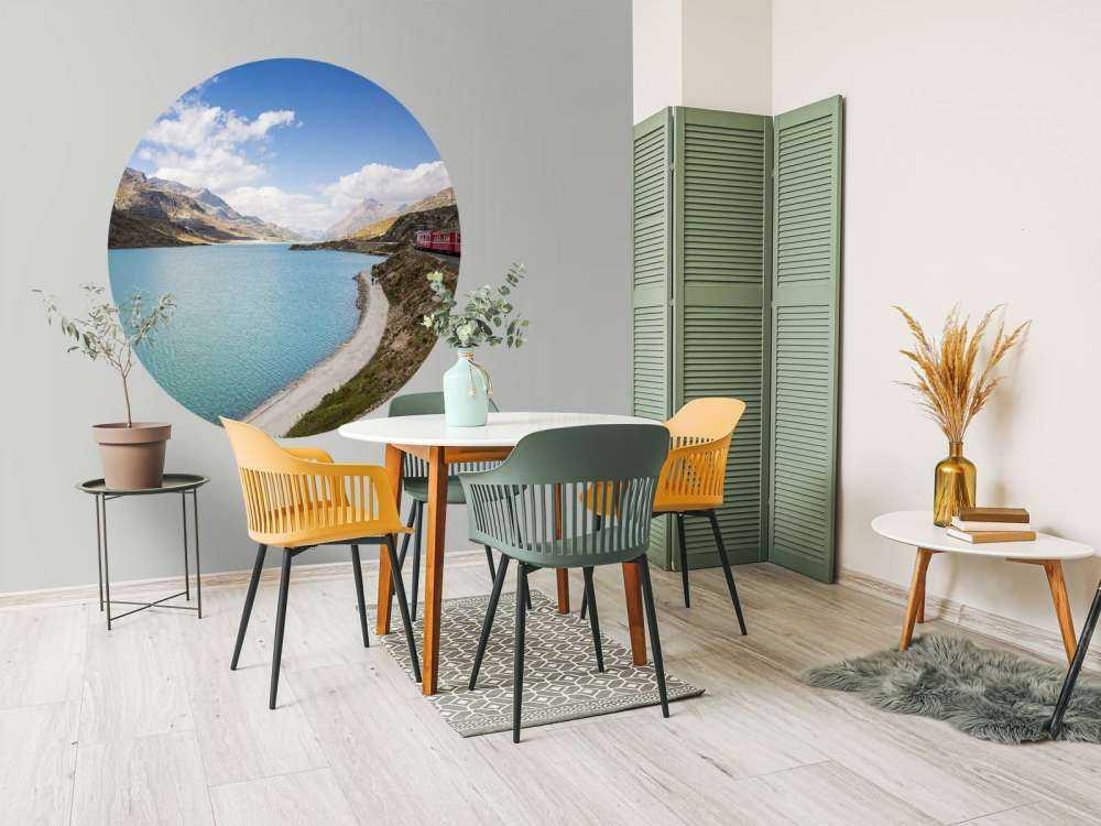 Rode trein langs een meer