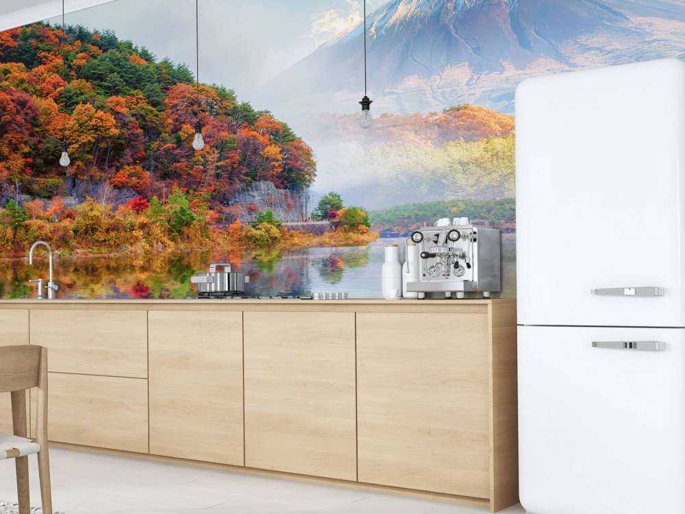 Helder blauw meer met een vulkaan op de achtergrond