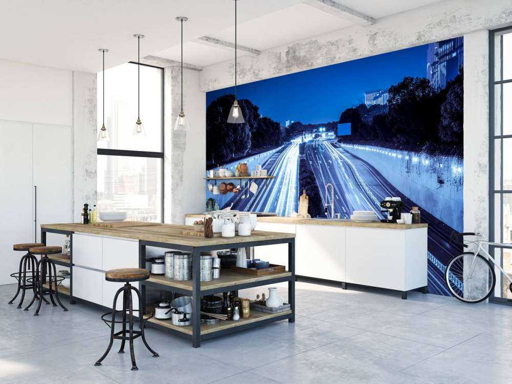 Verlichte snelweg in de avond