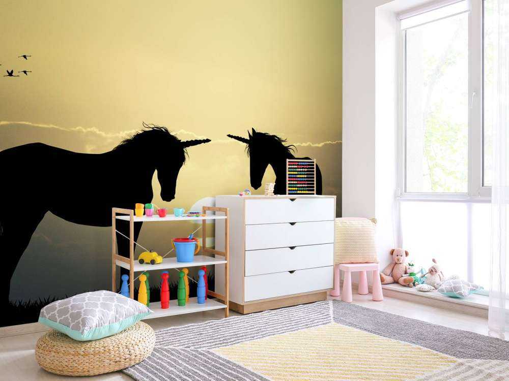 Unicorns bij een zonsondergang