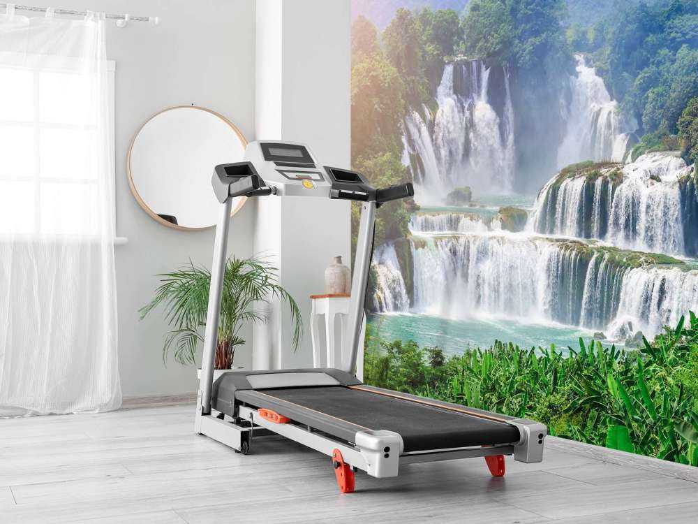 Prachtige waterval in de bergen