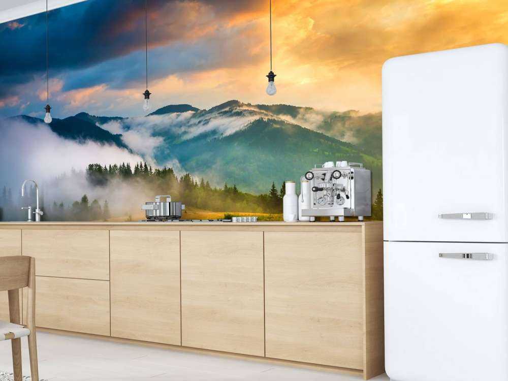 Berglandschap met mist bij zonsondergang