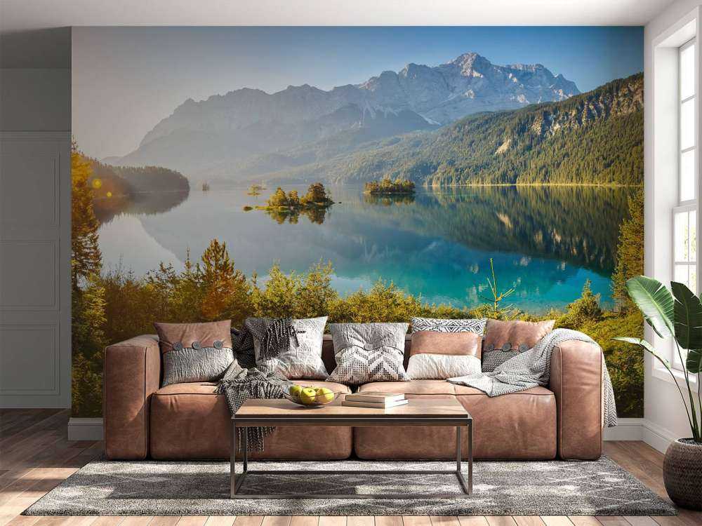 Een zomers berglandschap met een meer