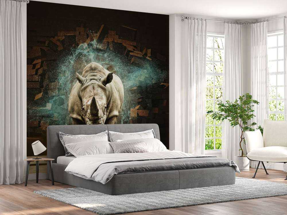 Neushoorn breekt door de muur