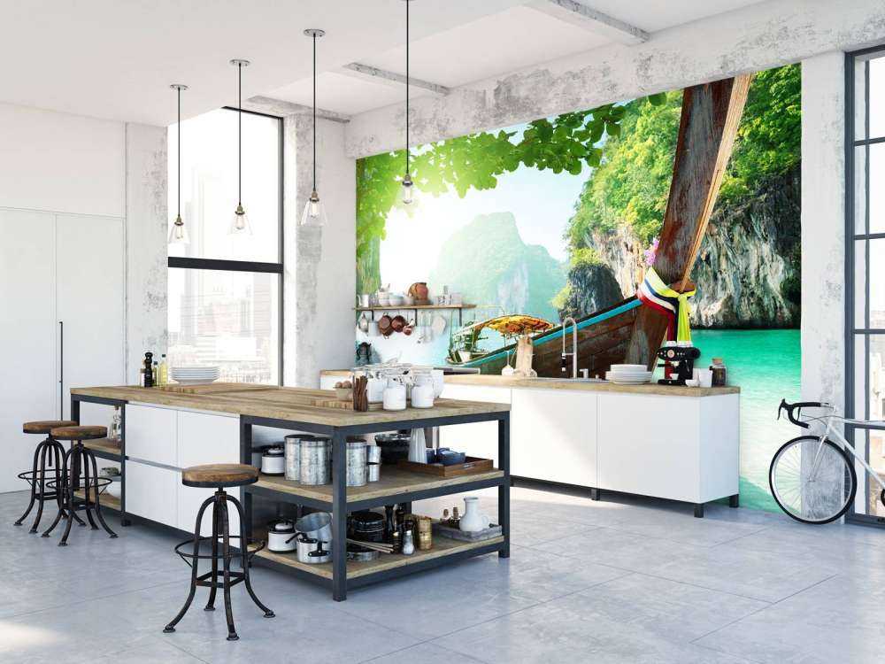 Thaise boot met eilanden op de achtergrond