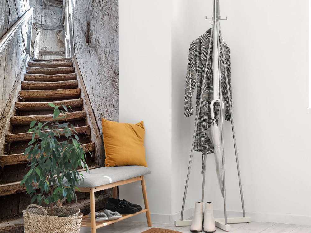 Oude trap in een verlaten huis