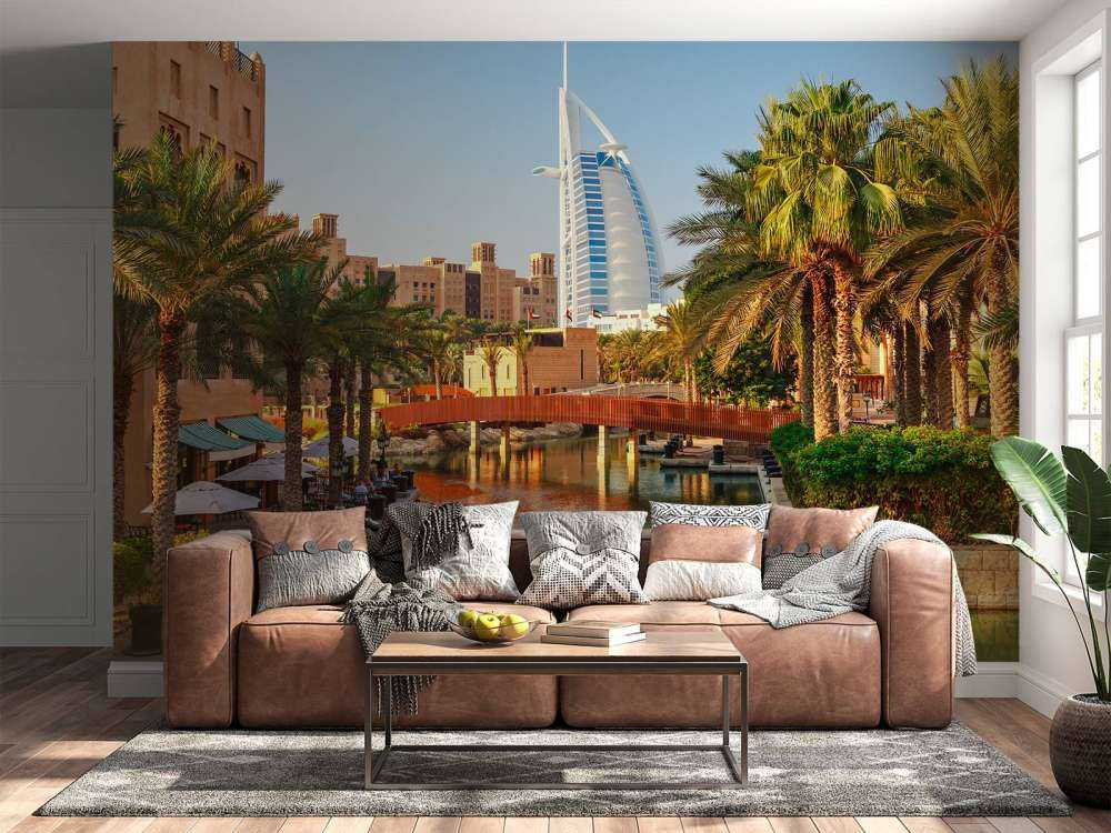 Burj Al Arab met palmbomen op de voorgrond