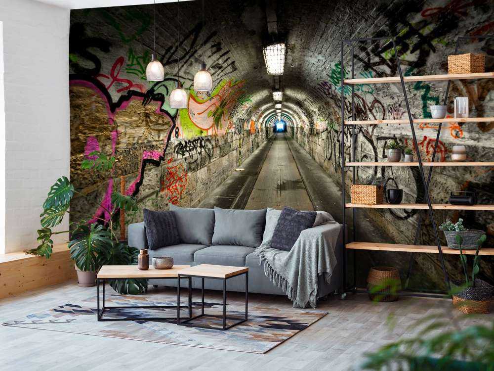 Lange ondergrondse tunnel met graffiti op de muren