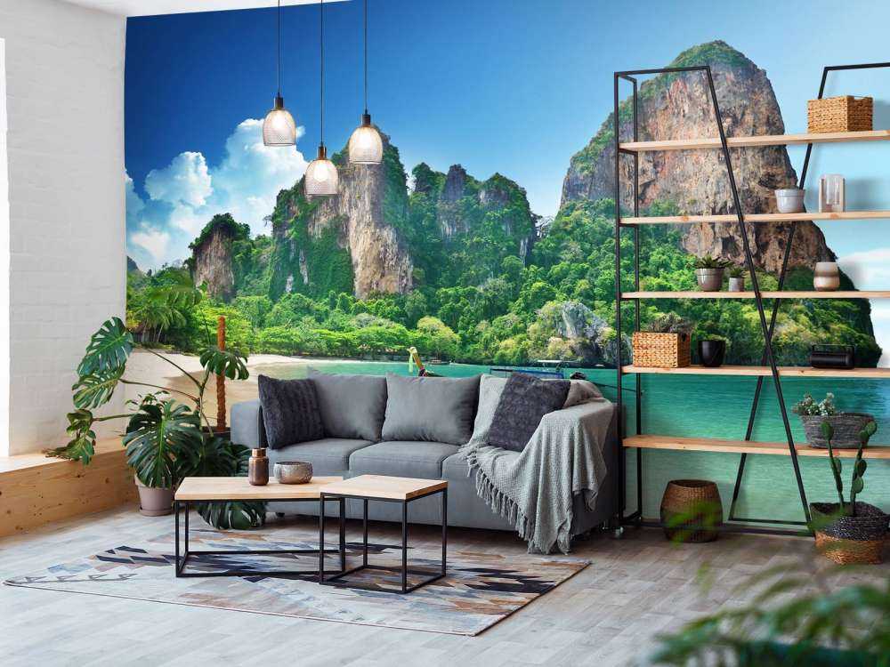 Strand met grote rotsen