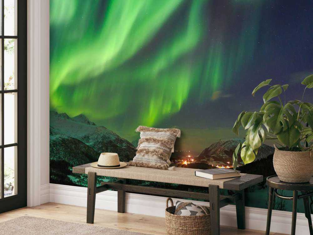 Verlichte stad door het Noorderlicht