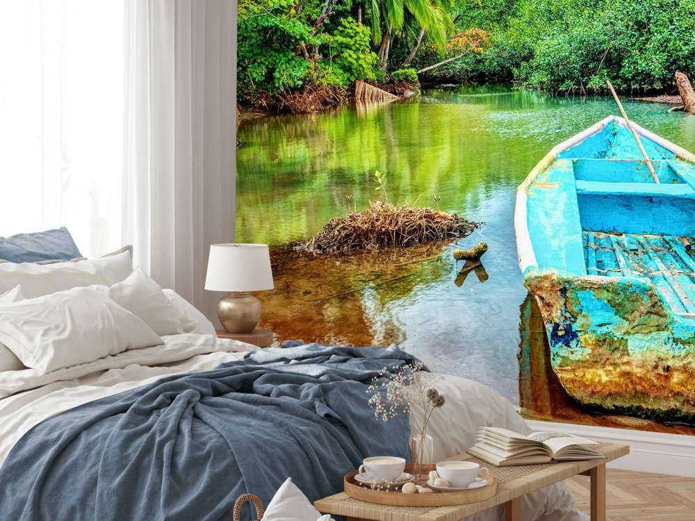 Oude boot in een tropische rivier