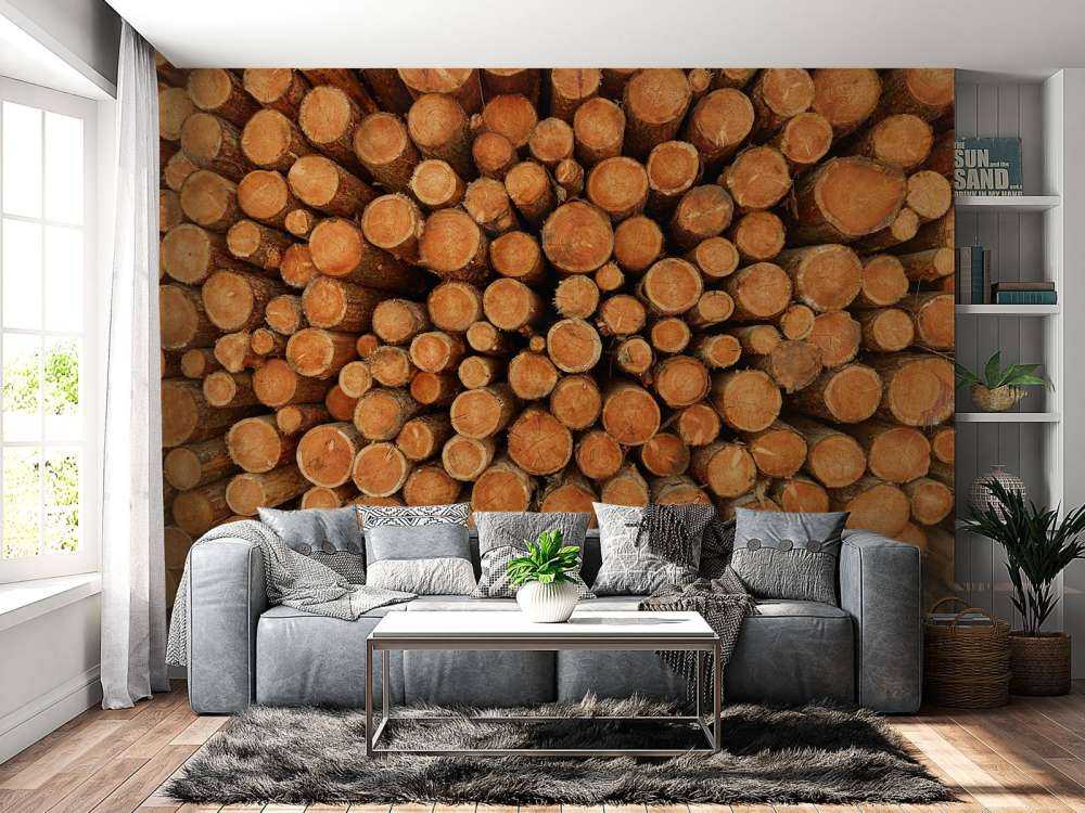 Stapel donkere boomstammen