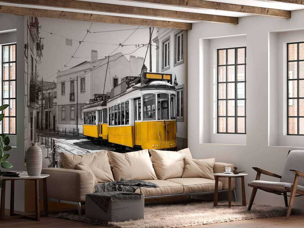 Gele tram in een zwart-wit straatje
