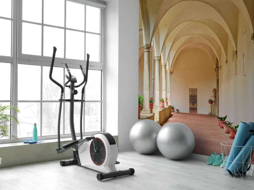 Binnenplaats met bogen en planten