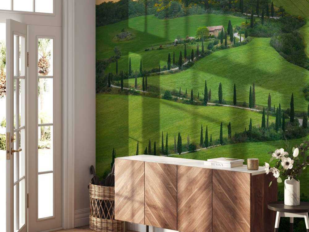 Slingerweg met cipressen