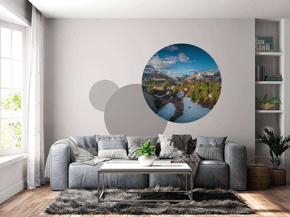 Lentezon over besneeuwd bergwoud