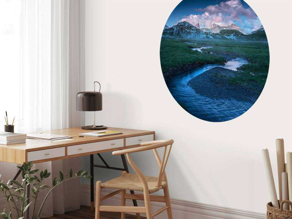 Avondlicht over bergvallei met beek