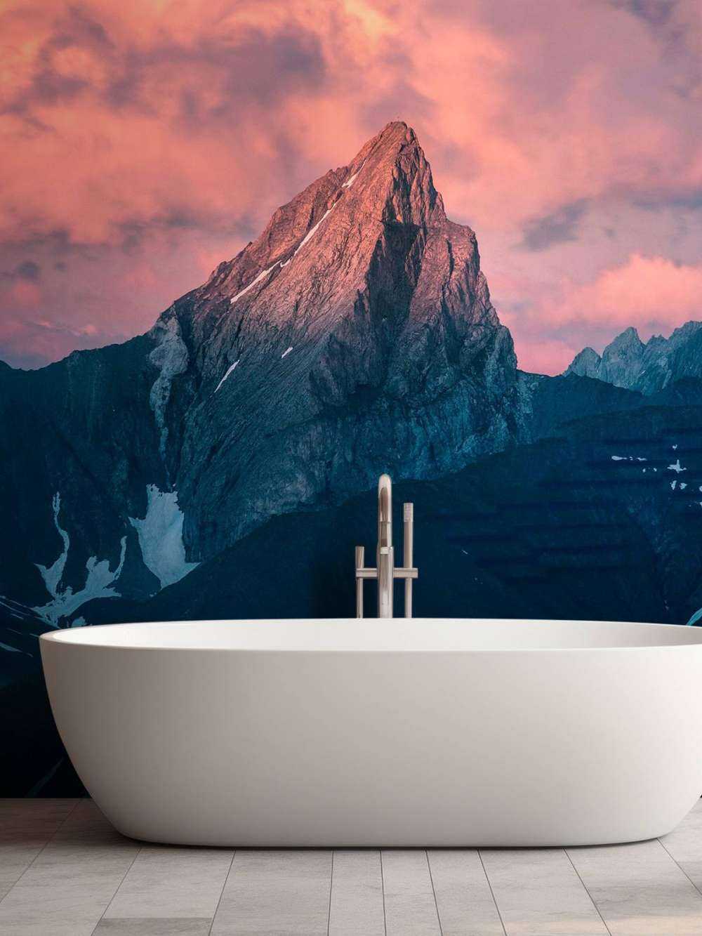 Bergspits in vurige schemer