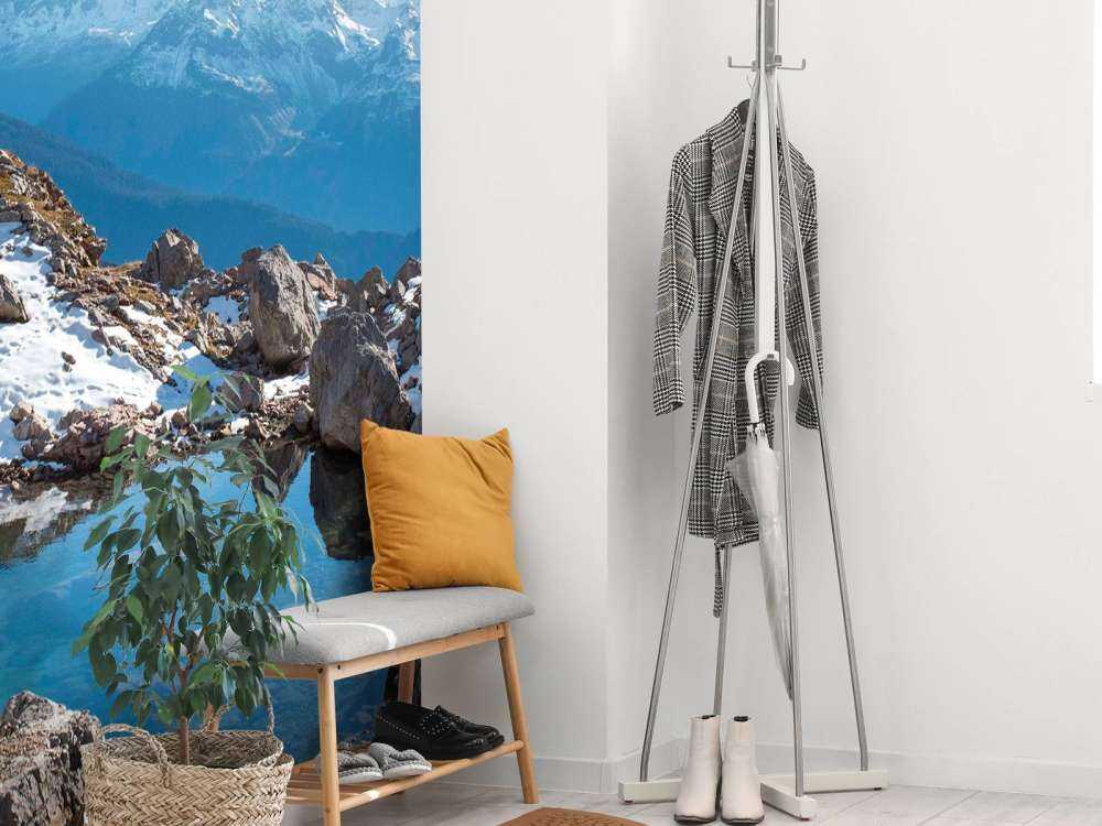 Bergmeer tussen sneeuwtoppen