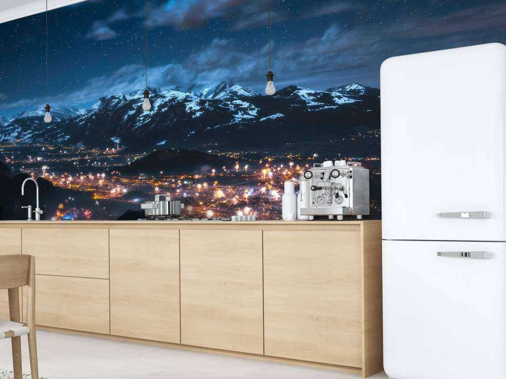 Vuurwerklicht boven alpendorp