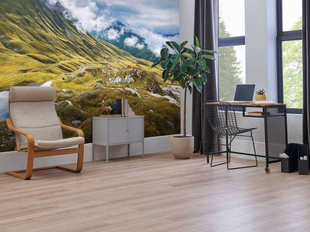 Berglandschap met wolken en bergmeer