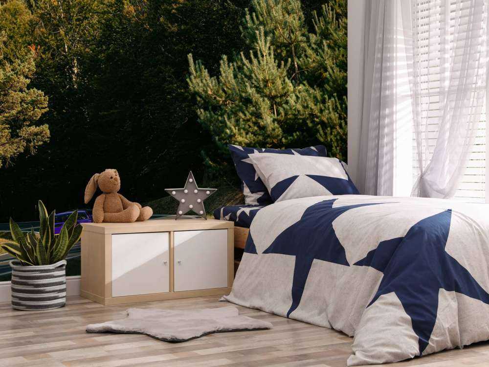 Paarse Lamborghini Huracán in boslandschap