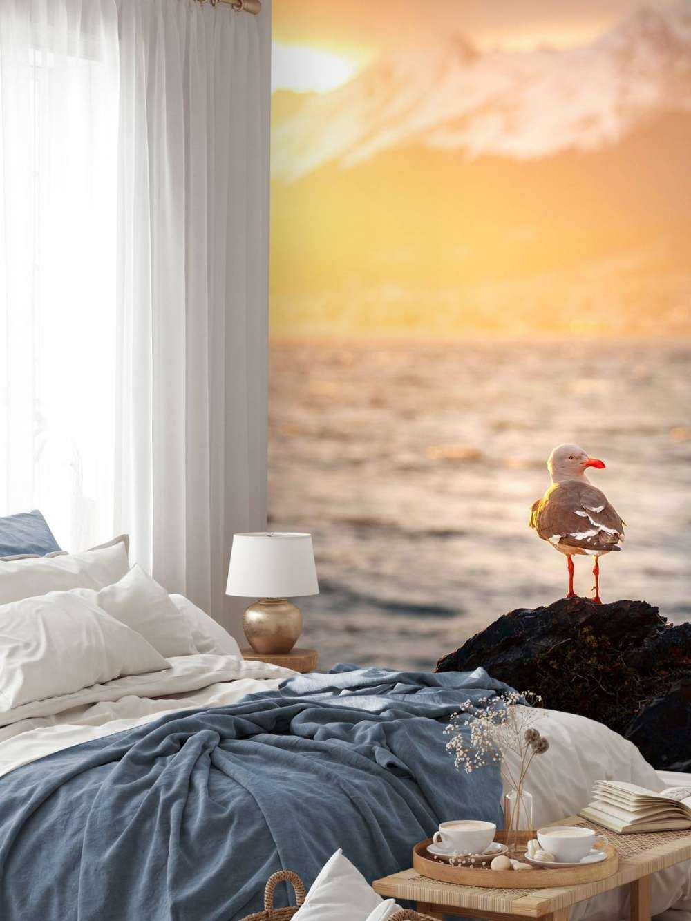 Meeuw bij zonsondergang aan fjord