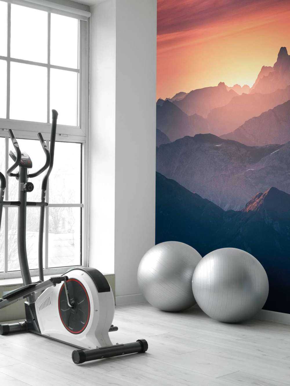 Zonsopkomst over paarse bergflanken