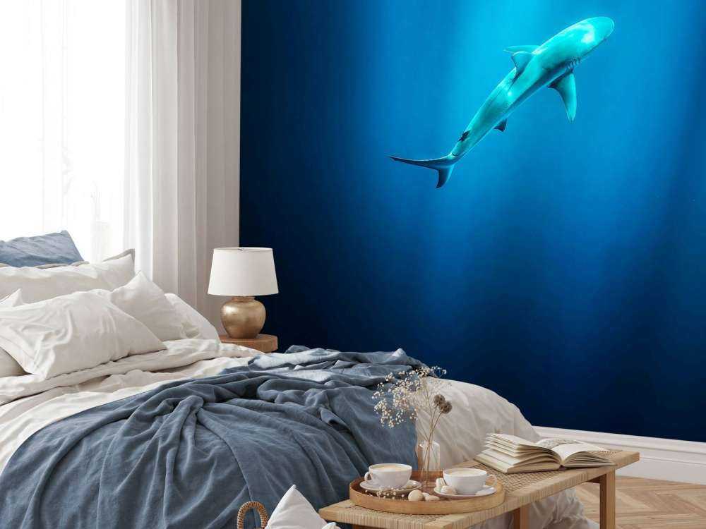 Haai in diepblauw oceaanlicht