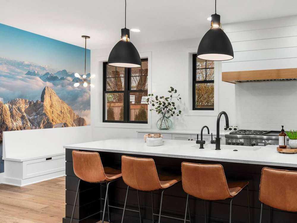 Besneeuwde bergtop in ochtendgloed