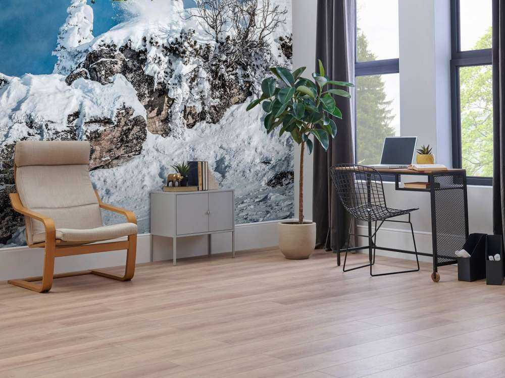 Freestyle skiër in besneeuwde bergwereld