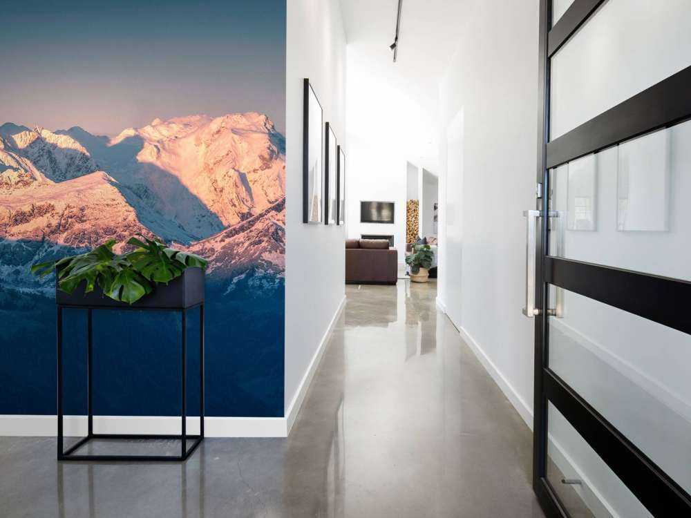 Ochtendlicht op besneeuwde bergtoppen