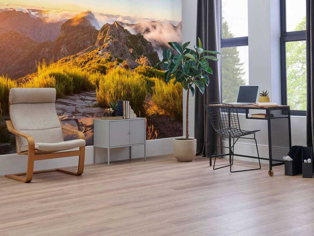 Zonsopkomst boven bergpad en wolken