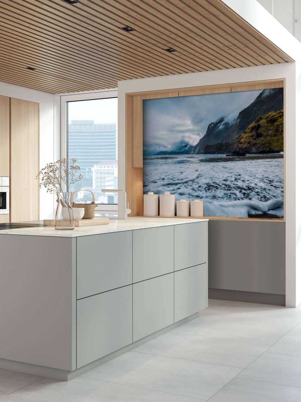 Dramatische kust met mistige kliffen