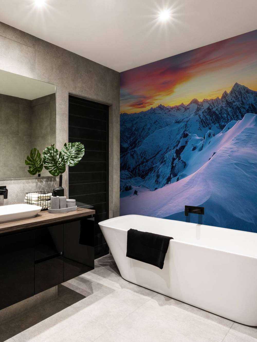 Besneeuwde pieken bij dageraad