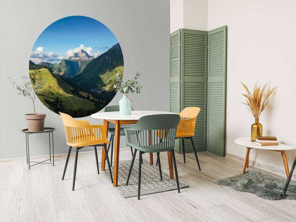 Zomerlicht over groene alpenvallei