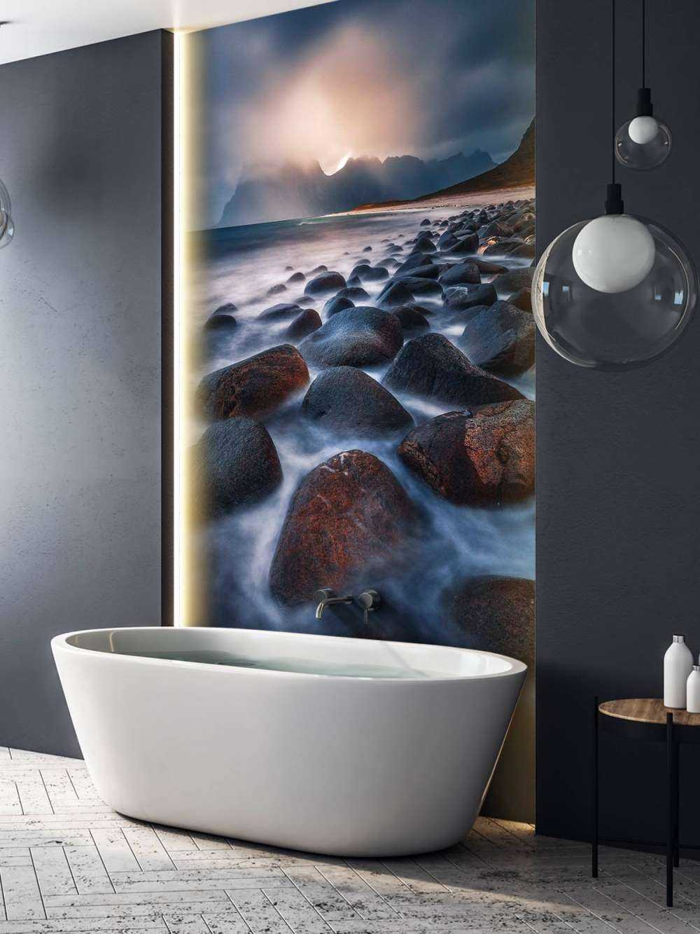 Avondlicht over ruige keienkust