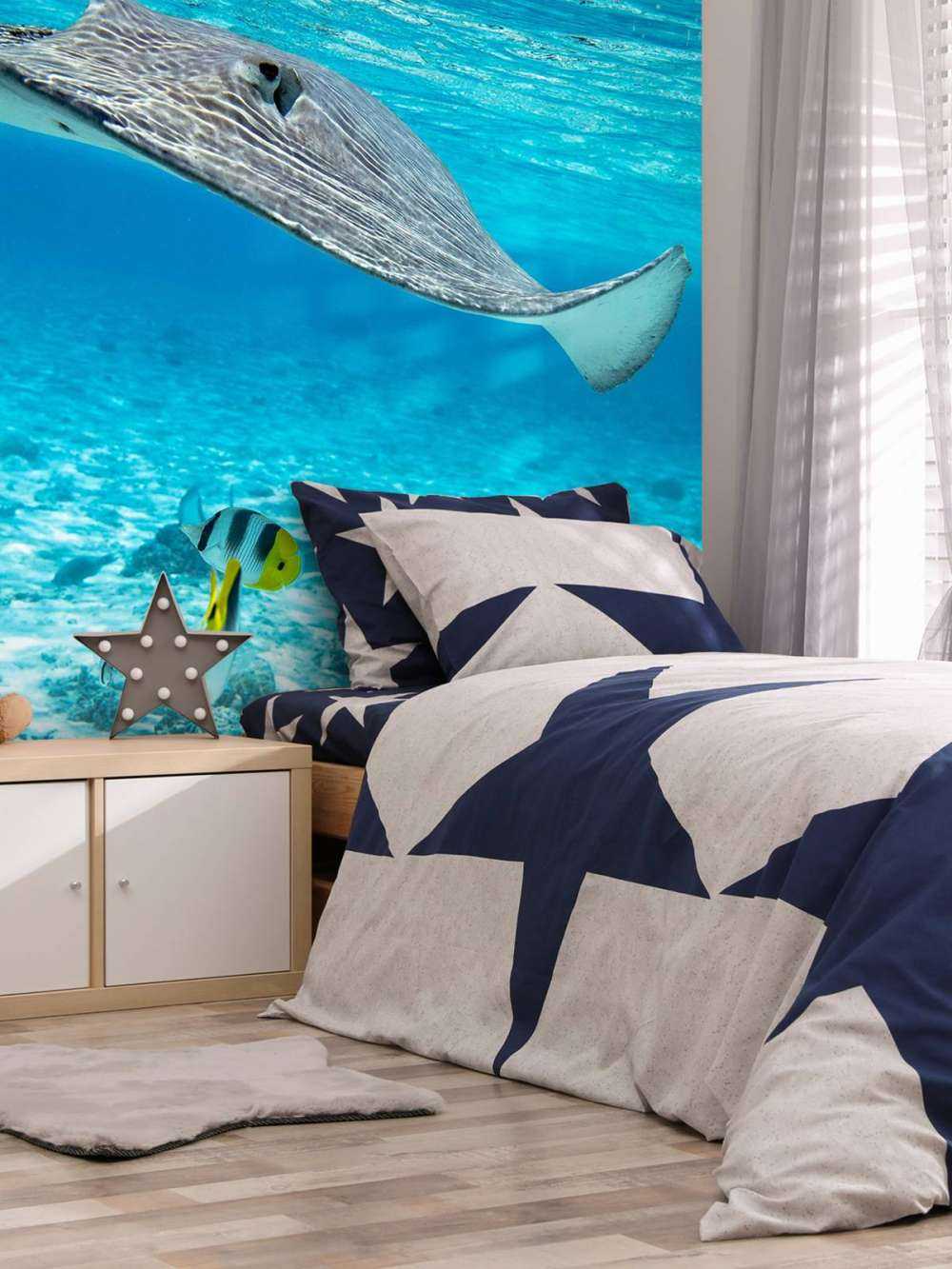 Pijlstaartrog tussen koraalvissen