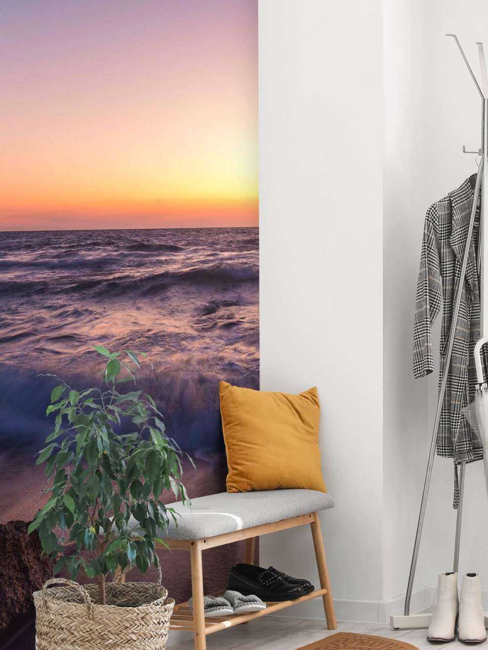 Maanlicht boven paarse branding bij zonsondergang