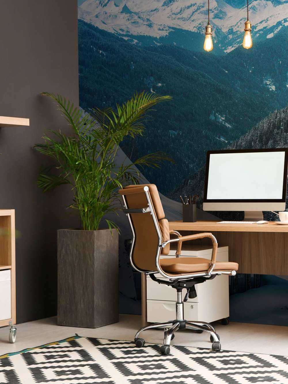 Diepblauwe alpentoppen in wintersneeuw