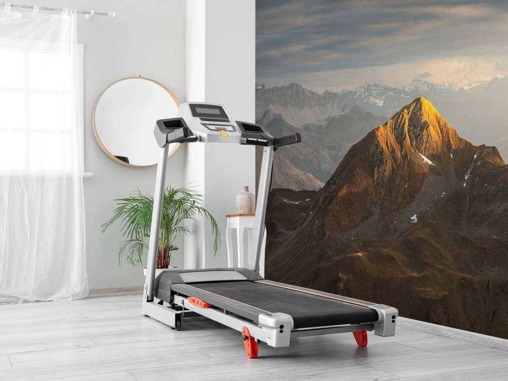 Gouden zonlicht op bergtop bij zonsopkomst